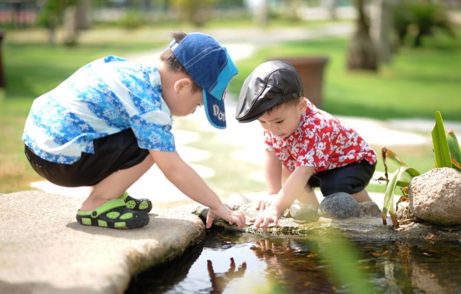 niños jugando parque