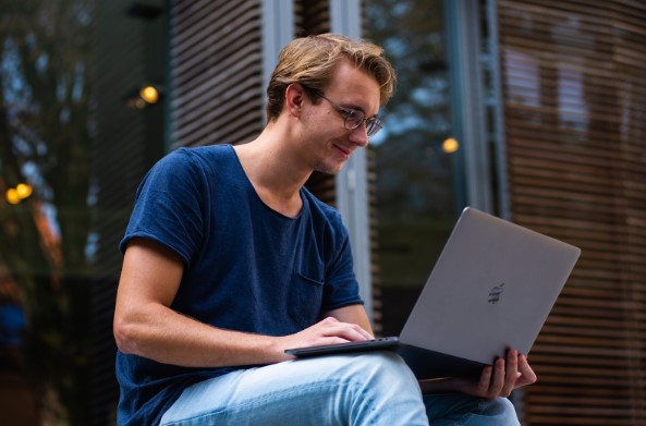joven con macbook