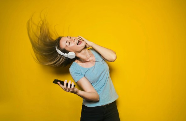 chica escuchando musica