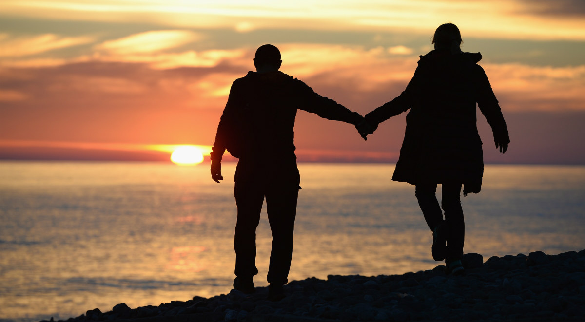 pareja cogida de la mano