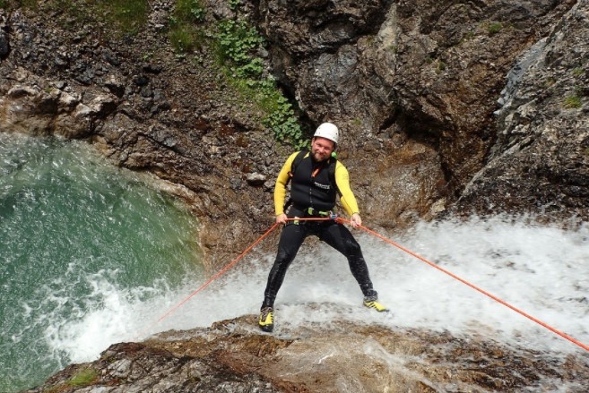 Hombre descendiendo una cascada