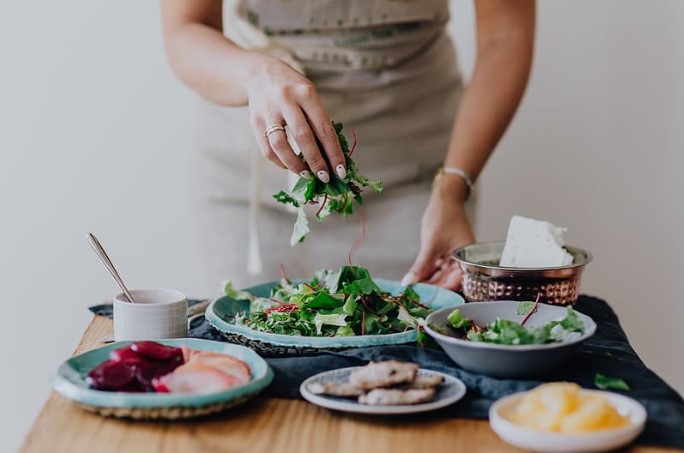 Mujer cocinando ensalada