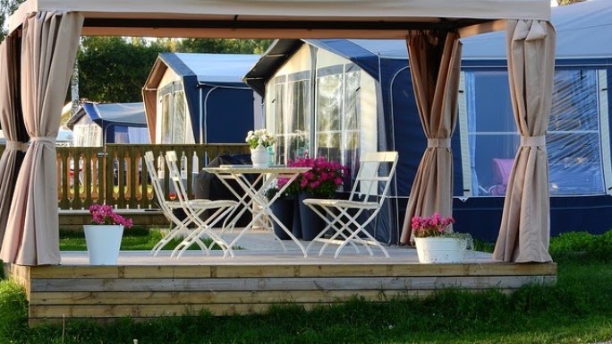 Pérgola con mesa y sillas en jardín