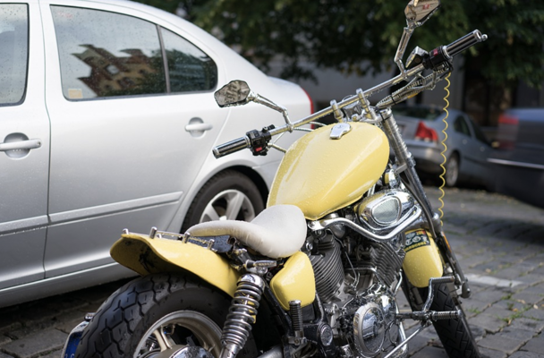 moto amarilla