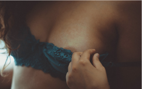 mujer con pecho