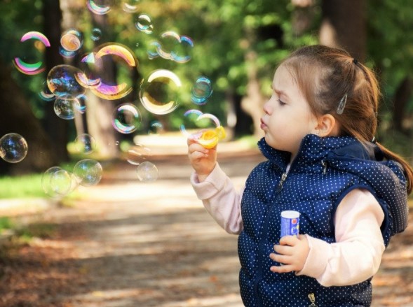 niña soplando