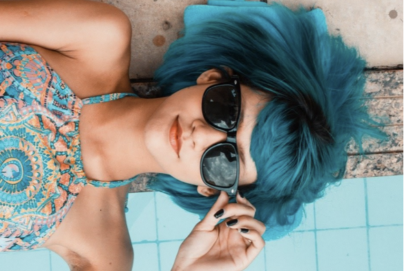 chica pelo azul