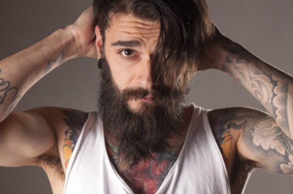 hombre con tattoos