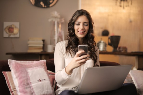 chica con movil