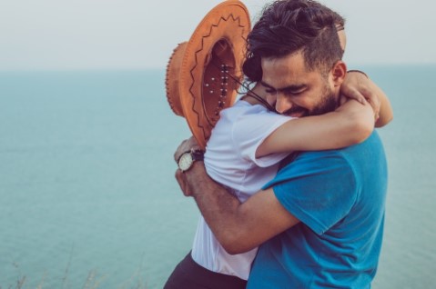 Pareja abrazándose
