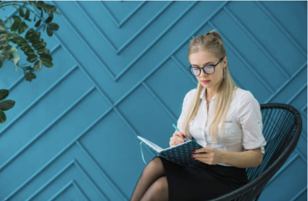 chica rubia leyendo