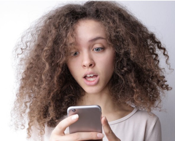 niña con pelo afro