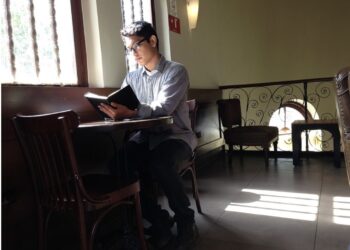 chico estudiando
