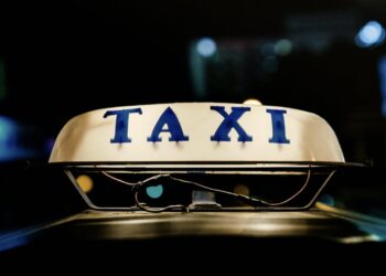 taxi con fondo negro