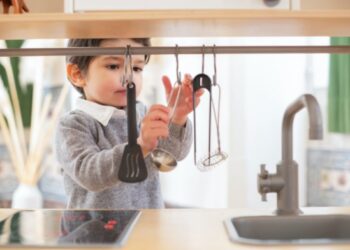 niño en la cocina