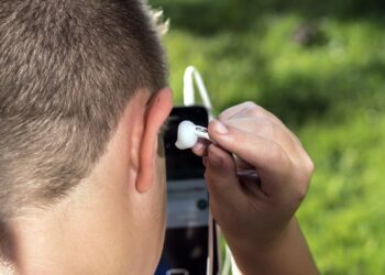 niño con auriculares