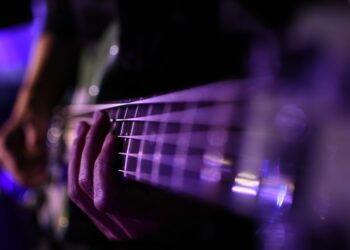 chico tocando la guitarra