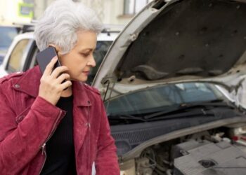 mujer con coche averiado