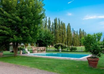 Jardin con piscina