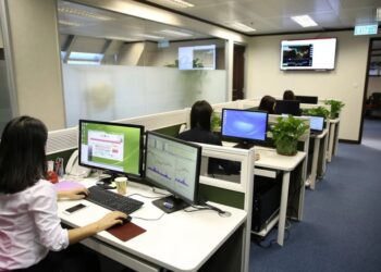 Personas trabajando en oficina
