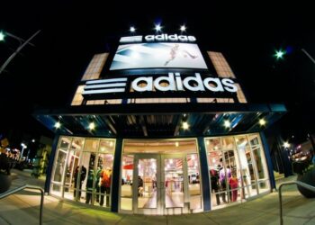 Adidas y su particular publicidad para promocionar sostenes deportivos