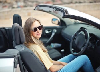 chica en coche descapotable