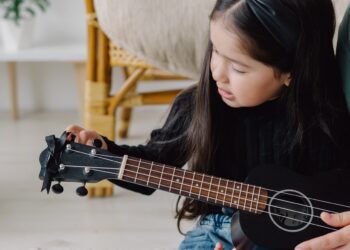 niña tocando ukelele