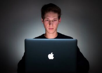 Chico trabajando en mac
