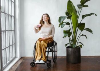 Chica en silla de ruedas