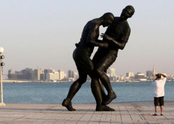 Fútbol: Qatar reinstalará la estatua del 'trasero' de Zidane nueve años después de su retiro