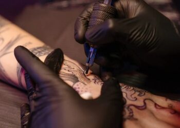 Persona tatuando