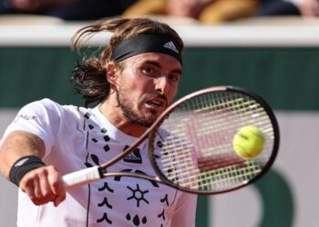 Tenis: Tsitsipas golpea a Ymer para cruzar en cuarta ronda en París