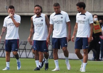 Fútbol: Messi, Mbappé y otras estrellas del PSG atraen a miles en el entrenamiento de Tokio