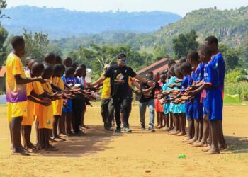 Fútbol: un singapurense visita Uganda y comparte su amor por el deporte rey