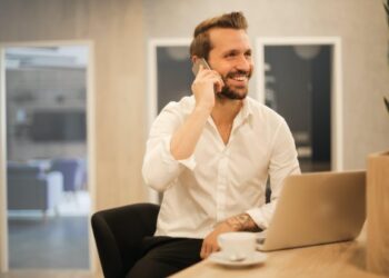 Hombre sonriente hablando por teléfono