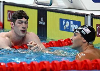 Natación: American Ress gana oro en 50 m espalda después de una revisión, McIntosh se lleva 400 m combinado