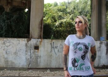 Mujer con tatuajes y piercing