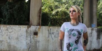 Mujer con tatuajes y piercing