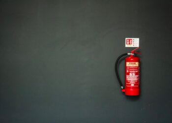 Extintor sobre pared oscura
