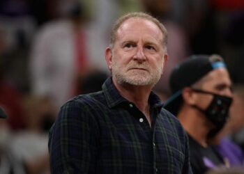 NBA: el propietario de los Phoenix Suns, Robert Sarver, planea vender el equipo en medio de un escándalo de abuso