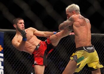 Artes marciales mixtas: el ruso Makhachev destrona al rey de los pesos ligeros Oliveira