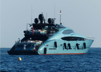 Barco azul en el mar