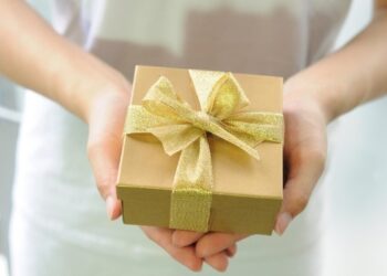 Manos sujetando regalo