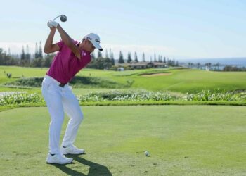 Golf: Morikawa lidera por dos en Kapalua