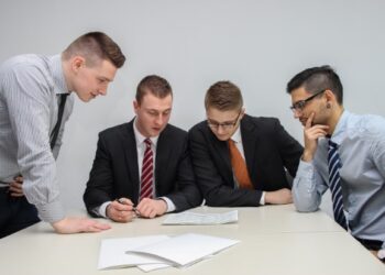 Grupo de chicos reunidos en mesa