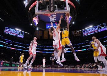 NBA: LeBron James anota 48 puntos y los Lakers vencen a Rockets