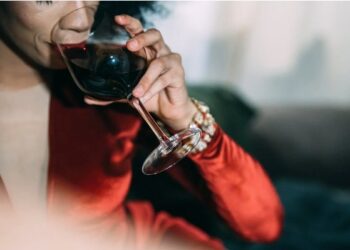mujer con copa de vino tinto