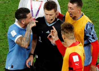Fútbol: FIFA sanciona a cuatro jugadores uruguayos por incidentes en el Mundial