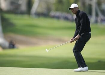 Golf: Tiger Woods dispara 74, en peligro de fallar el corte de Génesis