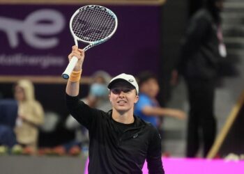 Tenis: Swiatek supera a Kudermetova para llegar a la final en la tormentosa Doha